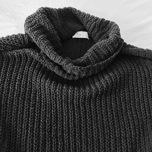 Hollister Sweaters - EUC Hollister Knit Turtle Neck Sweater